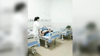 Quay lén Nữ bác sĩ sóc lọ hồi sức cho bệnh nhân !