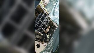 Giả vờ nghe điện thoại để quay lén con bạn chung phòng thay đồ