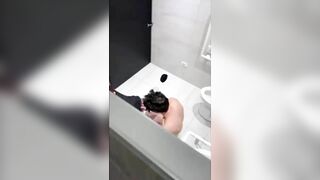 ỉa không ngon đít vì ở bên cứ nghe bành bạch bành bạch