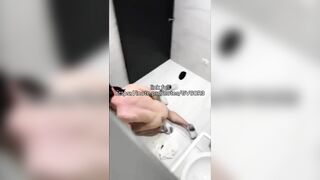 ỉa không ngon đít vì ở bên cứ nghe bành bạch bành bạch