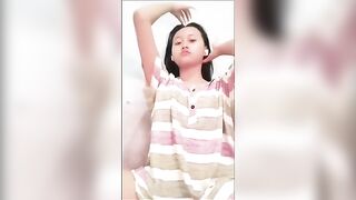 Bé Loli ngồi móc lồn cho bạn trai xem