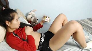 Vào phòng bạn thân thấy đang xem hentaiz thẩm phân 2