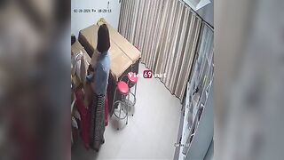 Hack camera em gái được chồng cho tiền đi spa triệt lông bướm
