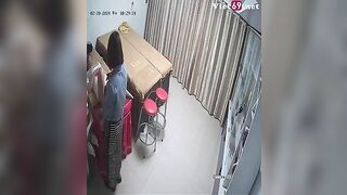 Hack camera em gái được chồng cho tiền đi spa triệt lông bướm