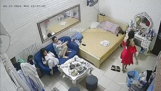 nhà có ba chị em gái cực xinh