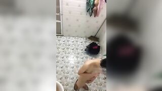 Quay lén chị gái đi tắm