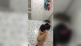 Quay lén chị gái đi tắm