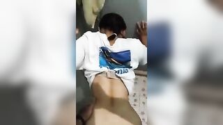 Doggy lén lút trong nhà vệ sinh của trường