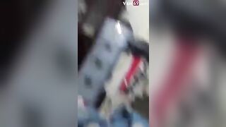 Em gái đang thay đồ mà chị cứ quay phim