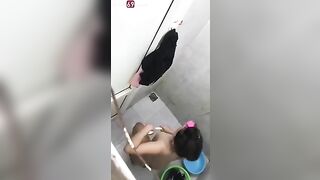 Quay lén em sinh viên hàng xóm tắm