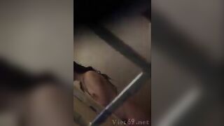 Quay lén em sinh viên tắm