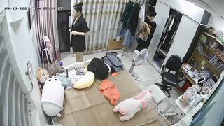 Hack camera 2 chị em thay đồ