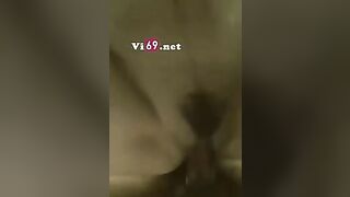 Anh xuất vào bướm em nhiều quá phải lấy tay bịt lại để tinh không chảy ra ngoài