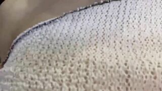 Gái xinh show ngực nơi công cộng