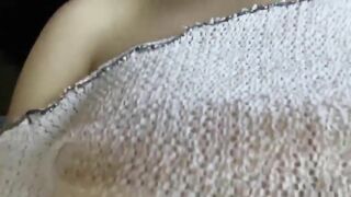 Gái xinh show ngực nơi công cộng