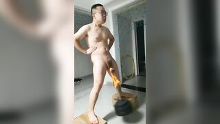 Tập tạ cho thằng nhỏ.