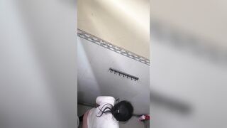 quay lén chị gái đi đái