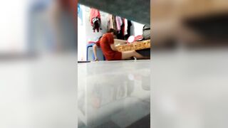 Quay lén chị gái cùng dãy trọ thủ dâm