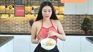 Dâm nữ Pong Kyubi lộ đầu ti thâm đen dạy nấu ăn