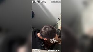 Mẹ dặn còn nhỏ nên không được cho con trai hôn môi