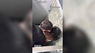 Mẹ dặn còn nhỏ nên không được cho con trai hôn môi