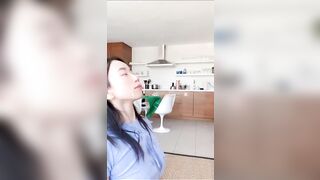 Em gái sục cặc cho anh trai