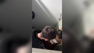 Cặp đôi học sinh cấp 3 nào đó chịch trong WC bị thằng bạn theo quay lén