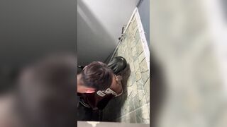 Cặp đôi học sinh cấp 3 nào đó chịch trong WC bị thằng bạn theo quay lén