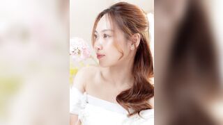 Em Diễm Trinh đi thử áo cưới sẵn tiện vào phòng thử đồ đo côn cùng anh phó ảnh