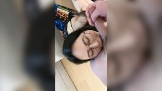 Dự hội thảo em Khánh Linh tranh thủ vào phòng nghỉ súc bình xăng cho anh chủ tịch