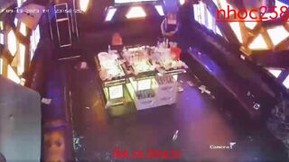 Cặp đôi đi karaoke địt nhau bị nhân viên check camera phát hiện