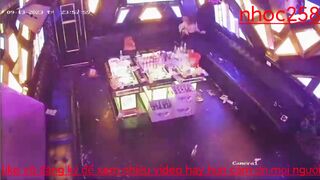 Cặp đôi đi karaoke địt nhau bị nhân viên check camera phát hiện
