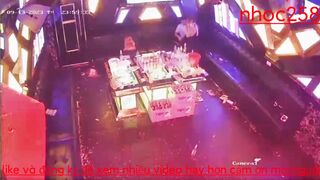 Cặp đôi đi karaoke địt nhau bị nhân viên check camera phát hiện