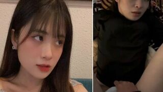 Gái học dâm đưa mông cho bạn địt