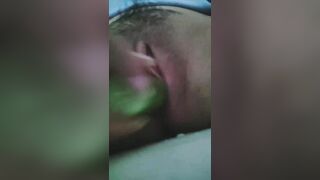 E Nguyệt và quả dưa leo