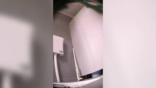 Clip quay lén gái xinh đi vệ sinh đầy nước