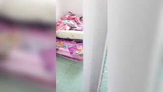 Quay lén nhỏ em gái thủ dâm xong vào chịch nó luôn full mô tả