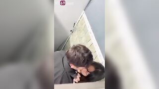 Học sinh chịch nhau trong nhà vệ sinh bị quay lén