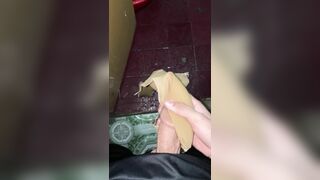 Bắn tinh lên áo ngực chị gái