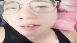 Cô gái xinh đẹp đeo kính cận đang tình dục với người bạn trai cực sung