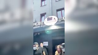 Public bọn Tây bạo dạn đỉnh nóc thật, chả ngại mọi ng xung quanh có đang nhìn hay ko