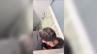 Đang đi trung tâm thương mại nứng quá dắt nhau wc địt cho thoả mãn