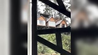 Đà Lạt view này chill thật, thằn lằn bám kính giữa ban ngày