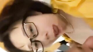 Địt nát lồn em đeo kích mặt dâm đãng