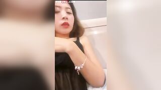 Chồng chị đi làm xa nứng quá các e ạ .e nào liếm lồn giúp chị ko