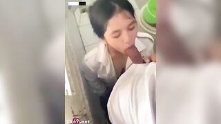 lén vào nhà vệ sinh trường bú cu