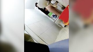 Đưa em đi làm về tò mò nên quay lén em tắm💦😋