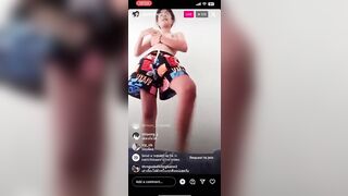 Học sinh Thái Lan nhảy nhót cởi đồ trên live