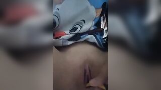 Em gái mới lớn tập thủ dâm bằng bàn chải đánh răng