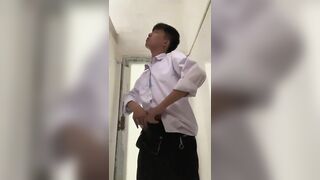 trốn vào nhà vệ sinh sục cu